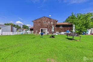 21 Oakwood Dr, Sayreville, NJ 08859 - Photo 4