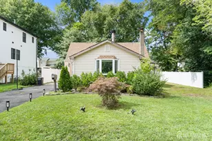 39 Salem Pl, Aberdeen Township, NJ 07721 - Photo 2