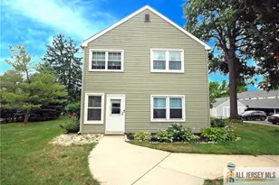 264 Middlebury Ln, Monroe Township, NJ 08831 - Photo 4