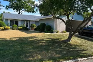 402 Metuchen Dr, Monroe Township, NJ 08831 - Photo 1