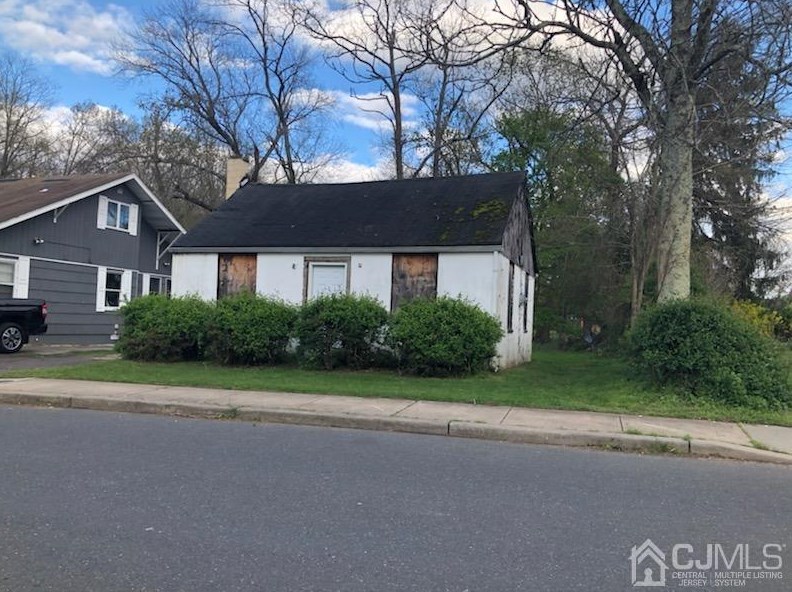 29 Lake St, Monroe Twp, NJ 08831-1635