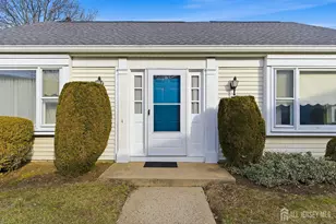 412 Oxford Ln, Monroe Township, NJ 08831 - Photo 2