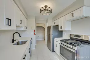 305 Sharon Garden Ct, Woodbridge Township, NJ 07095 - Photo 4