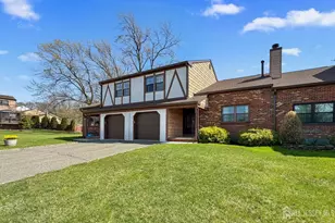 19 Wellington Ct, Sayreville, NJ 08872 - Photo 2