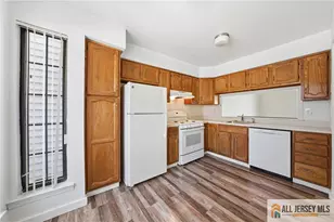 303 Maplecrest Rd, Edison, NJ 08820 - Photo 8