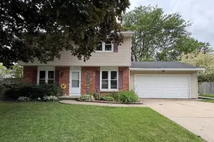 718 Heyden Ln, Green Bay, WI 54301 - Photo 1