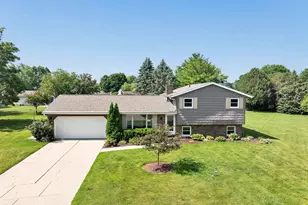 1899 S Beaver Trail Dr, Green Bay, WI 54303 - Photo 1