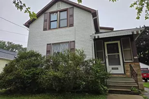 706 W 11th Ave, Oshkosh, WI 54902 - Photo 1