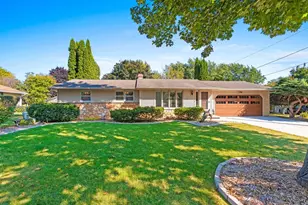 960 Hillcrest Heights, Green Bay, WI 54313 - Photo 1