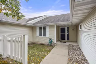 229 Lake Pointe Dr, Oshkosh, WI 54904 - Photo 1