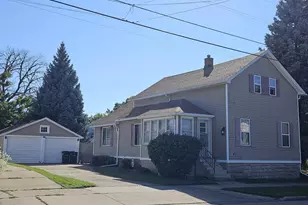 417 W 8th Ave, Oshkosh, WI 54902 - Photo 1