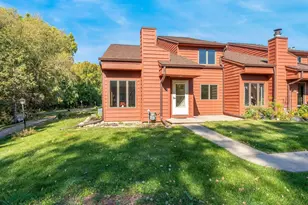 2240 Meadowbrook Ct, Oshkosh, WI 54904 - Photo 1