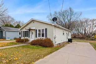 909 6th Ave, Menominee, MI 49858 - Photo 1