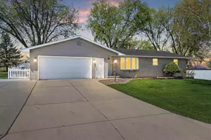 1436 Crestwood Dr, Green Bay, WI 54313 - Photo 1