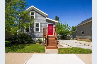 712 W 9th Avenue, Oshkosh, WI 54902 - Photo 1