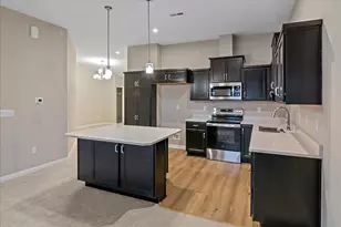 556 Foxhill Dr, Crescent Springs, KY 41017 - Photo 2