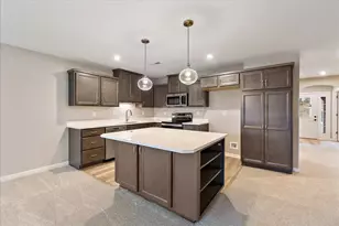 562 Foxhill Dr, Crescent Springs, KY 41017 - Photo 2