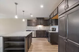 564 Foxhill Dr, Crescent Springs, KY 41017 - Photo 2