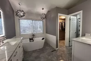 2084 Lakelyn Ct, Crescent Springs, KY 41017 - Photo 6