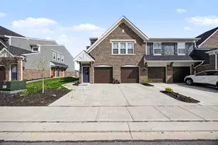 628 Foxhill Dr, Crescent Springs, KY 41017 - Photo 1