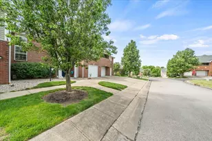 112 Parkside Dr, Florence, KY 41042 - Photo 2