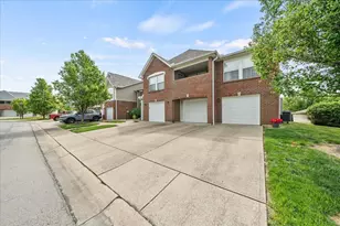 112 Parkside Dr, Florence, KY 41042 - Photo 2