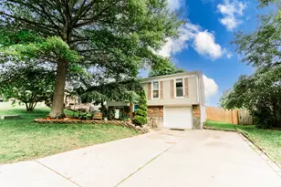 1517 Woodside Dr, Florence, KY 41042 - Photo 2