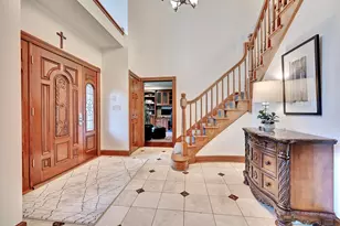 906 Squire Hill Ct, Crescent Springs, KY 41017 - Photo 2