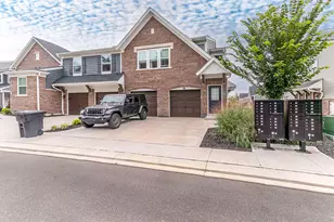 638 Foxhill Dr, Crescent Springs, KY 41017 - Photo 1