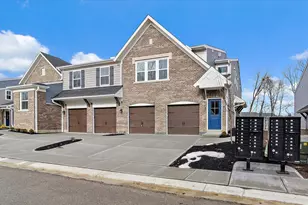 554 Foxhill Dr, Crescent Springs, KY 41017 - Photo 1