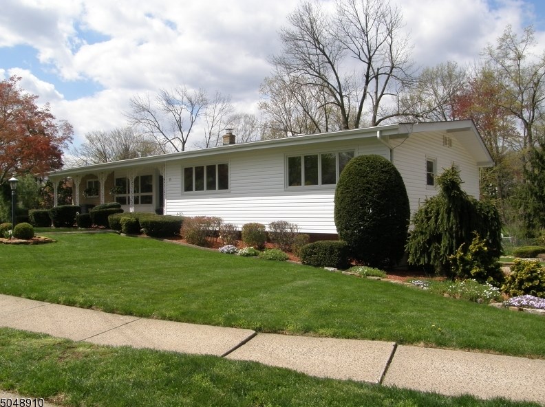 77 Edwards Rd, Clifton, NJ 07013-4003