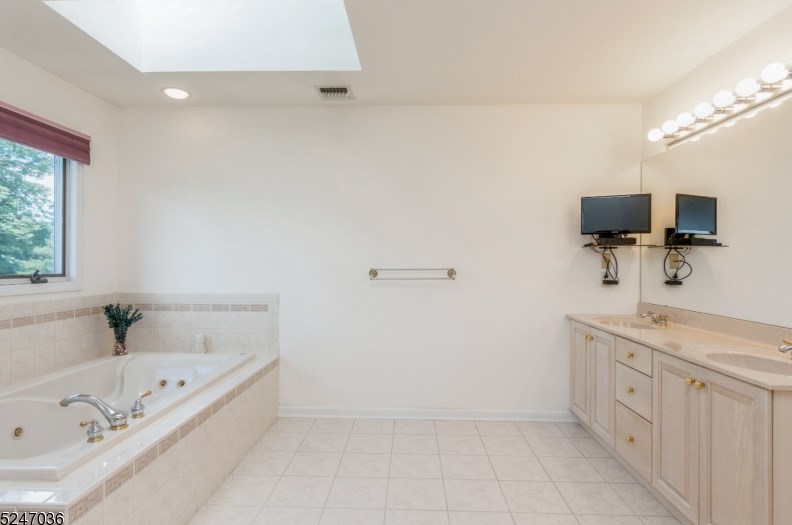 50 Deanna Dr, East Hanover NJ 07936-3208 exterior