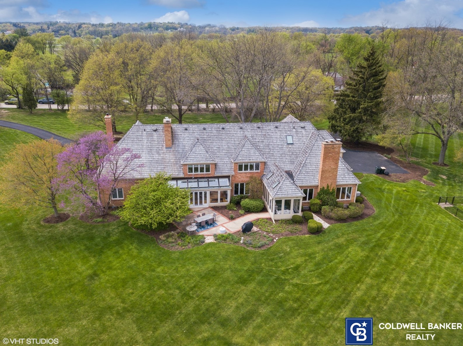 40 Ridge Rd, Hoffman Estates IL  60010-2604 exterior