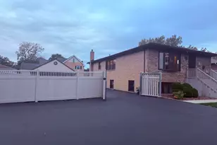 8422 S 83rd Ave, Hickory Hills, IL 60457 - Photo 2