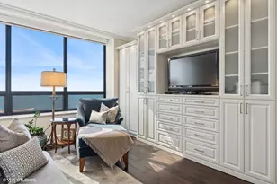 180 E Pearson St, Chicago, IL 60611 - Photo 24