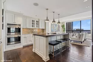 180 E Pearson St, Chicago, IL 60611 - Photo 12