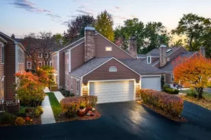 2062 Creekside Dr, Wheaton, IL 60189 - Photo 2