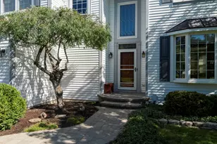 693 Providence Ln, Lindenhurst, IL 60046 - Photo 2