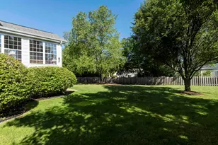 693 Providence Ln, Lindenhurst, IL 60046 - Photo 4