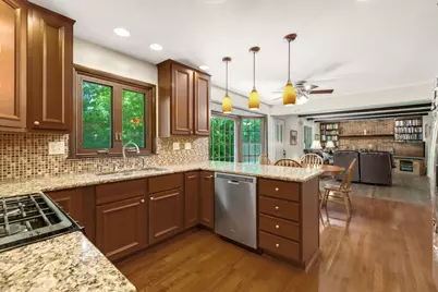 65 Regent Drive, Oak Brook, IL 60523 - Photo 8