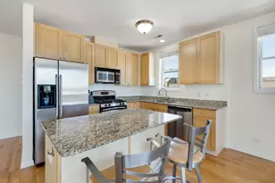 934 W Cuyler Ave, Chicago, IL 60613 - Photo 2
