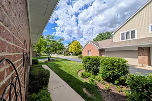 1541 N Kendal Ct, Arlington Heights, IL 60004 - Photo 2