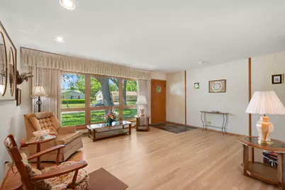 472 W Walnut Avenue, Des Plaines, IL 60016 - Photo 2