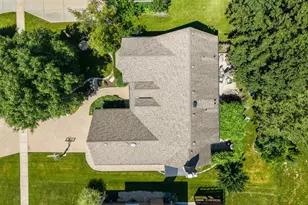 21W728 McCarron Rd, Glen Ellyn, IL 60137 - Photo 2