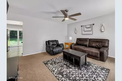 422 Walnut Drive, Streamwood, IL 60107 - Photo 4