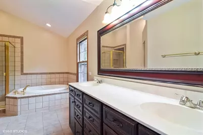 21 Arbor Drive, Streamwood, IL 60107 - Photo 8