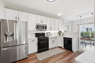 383 Jamestown Ct, Aurora, IL 60502 - Photo 6