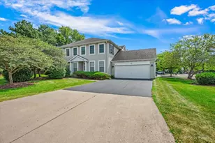 1949 Blackberry Ln, Hoffman Estates, IL 60169 - Photo 2