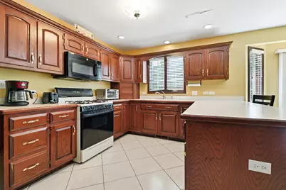 10 S Hampton Court, Crete, IL 60417 - Photo 4