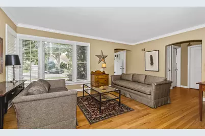 8130 Kilbourn Avenue, Skokie, IL 60076 - Photo 2